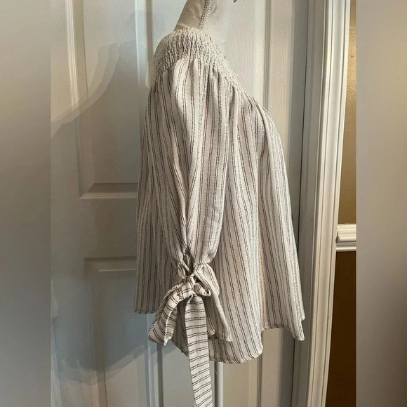 Boutique Boho Grey striped off shoulder blouse. Size Medium - Picture 5 of 12
